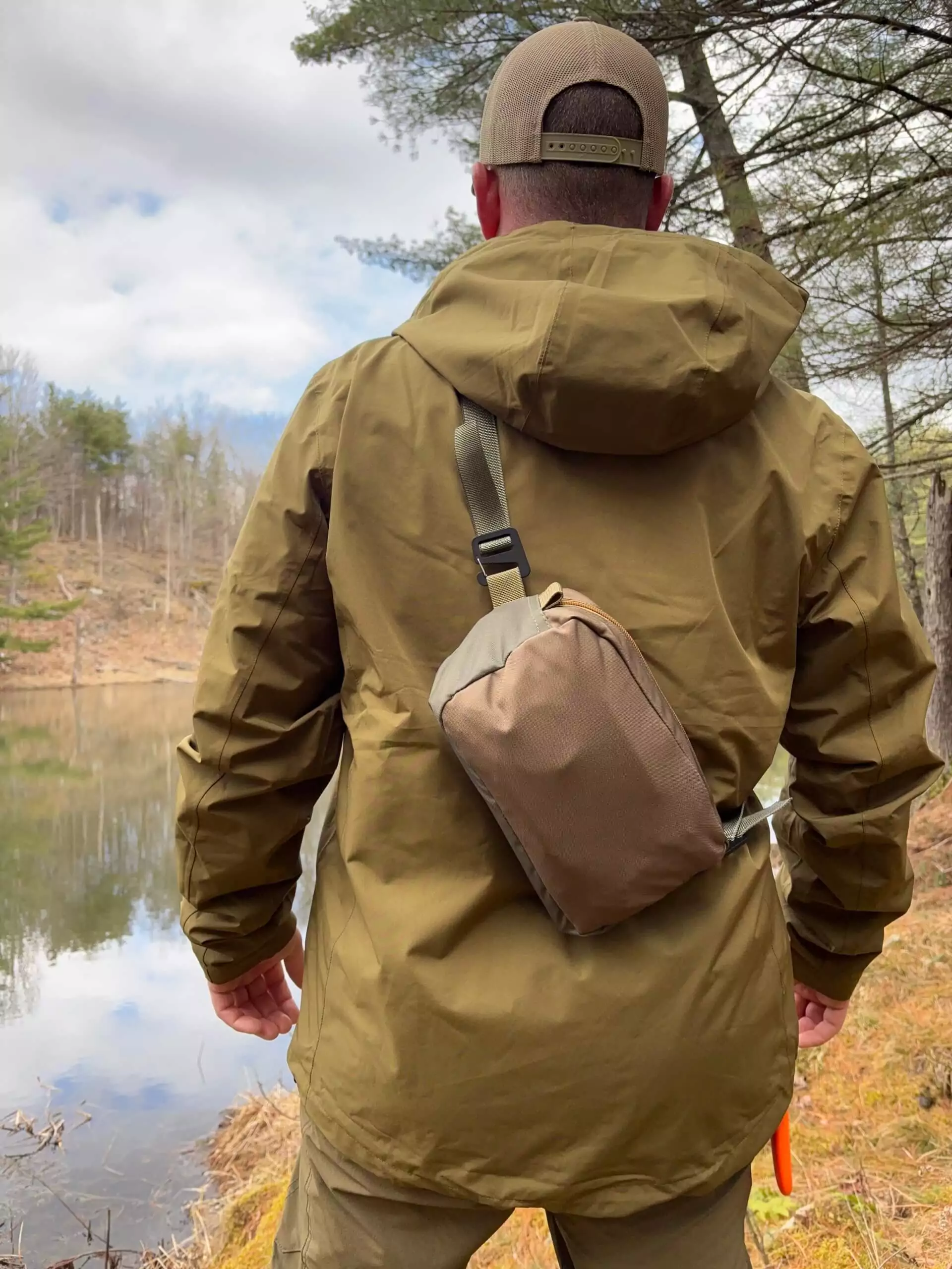 person wearing horizon belt bag